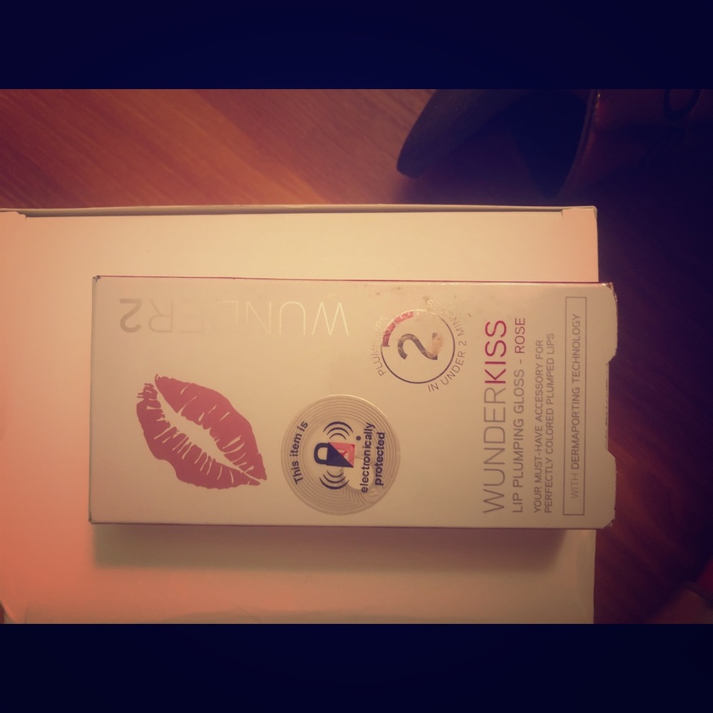 Wunder lip plumping Gloss.